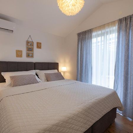 Amazing Home In Kastel Novi With Kitchen Kaštela Exterior foto